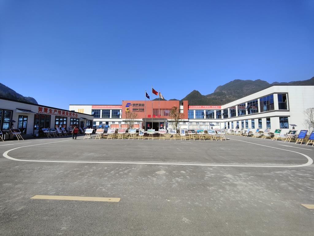 2022年11月14日，，，，，重庆尊龙凯时公路建设史上摄影展首次走进建设工地——巫云开公司组织“贯彻落实党的二十大精神 努力开创巫云开建设新局面——巫云开尊龙凯时摄影巡展”。。。。。。 (1)